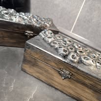 Truhlička s lebkami