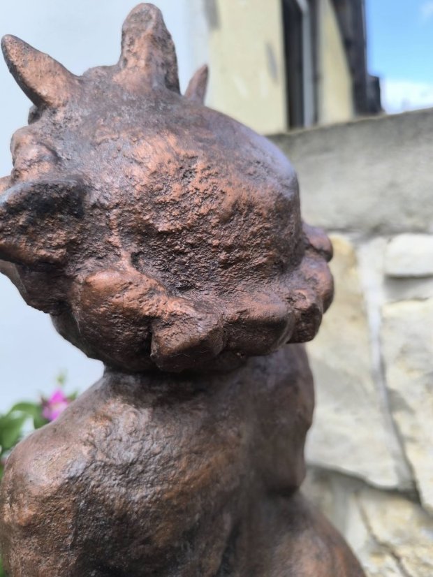 Lithara — Strážkyně zahradního ticha